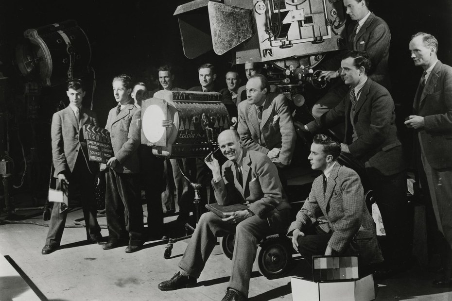 Thelma Schoonmakers späterer Mann Michael Powell (Mitte, mit Stift am Ohr) bei den Dreharbeiten zu „Die schwarze Narzisse“ (1947)