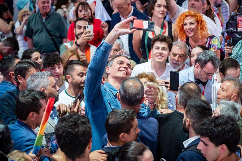 Premierminister Pedro Sanchez macht Selfies umringt von Anhängern in Madrid