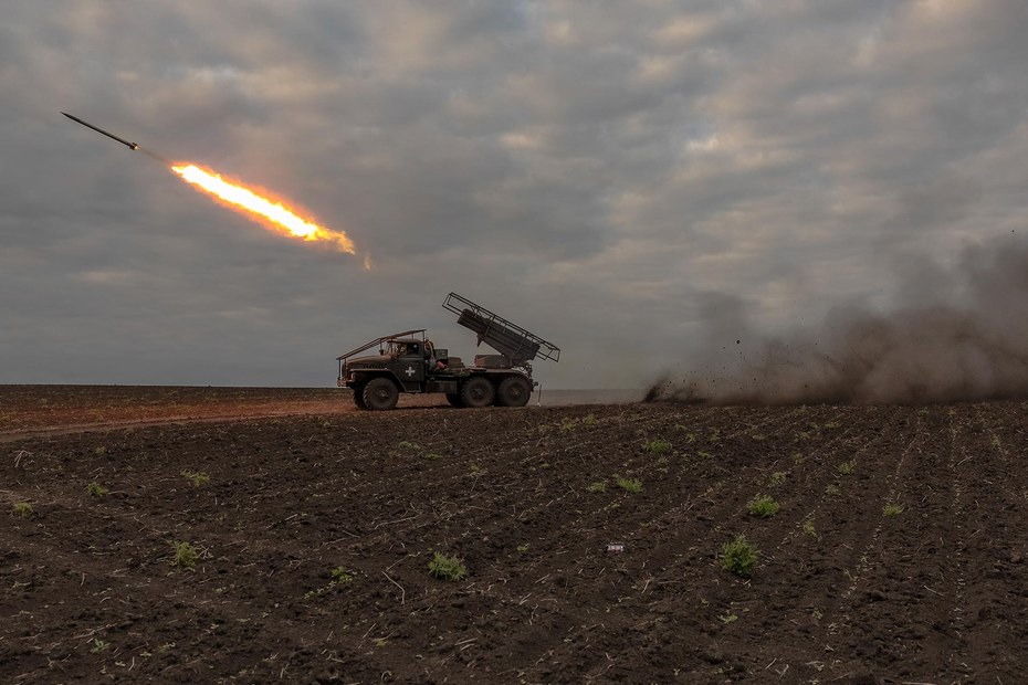 Ukrainische Einheiten schießen im Raum Charkiw mit alten Raketen russischer Bauart auf russische Stellungen (15.05.2024)