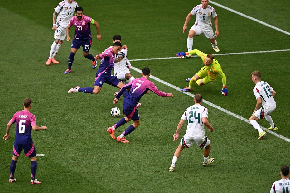 Gleich, gleich: Jamal Musialas Fuß ist schon unterwegs zum 1:0 Führungstreffer gegen Ungarn