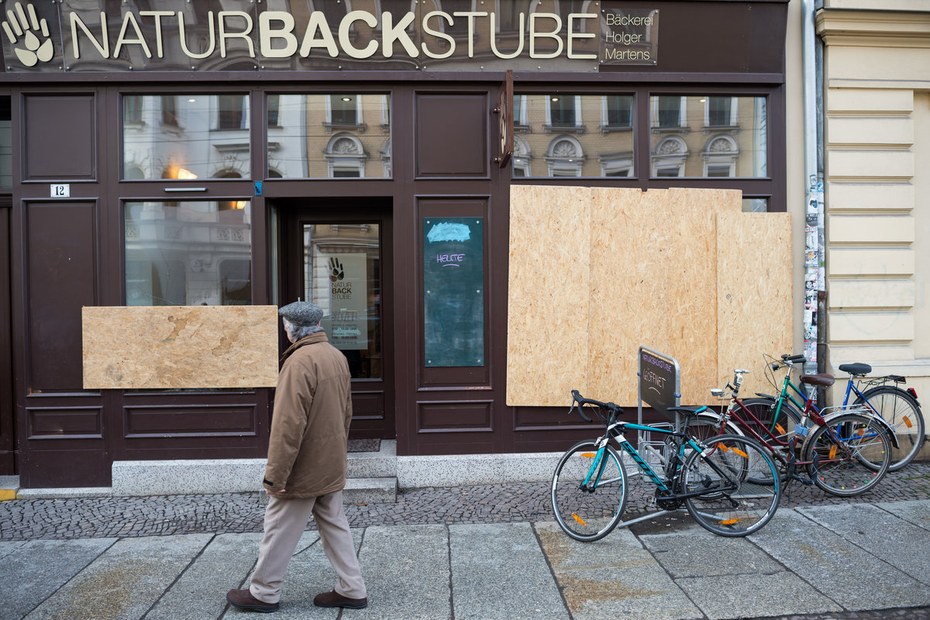 Kurz nach den Krawallen von Rechtsextremen in Connewitz 2016: Ein Bäcker deckt die kaputten Fensterscheiben provisorisch ab