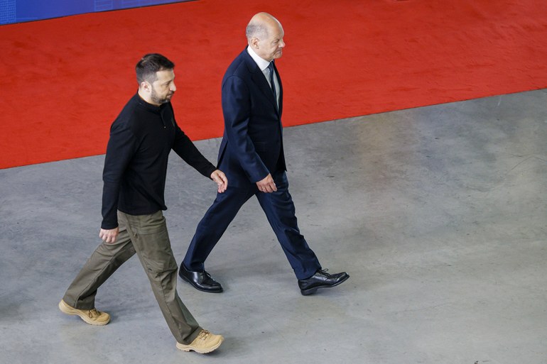 Hoffentlich ist auf diesem für die Bundesregierung aufgenommenen Foto über dem Rot und Blau nicht noch Weiß zu sehen: Der ukrainische Präsident Wolodymyr Selenskyj und Bundeskanzler Olaf Scholz (SPD) in Berlin