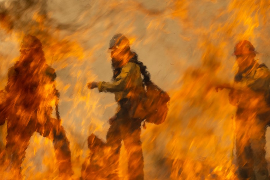 24. August 2021: Feuerwehrleute bekämpfen das „French Fire“ in Kalifornien