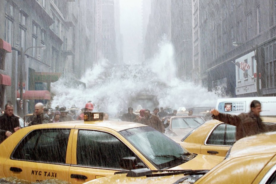 Menschen fliehen im Film „The Day After Tomorrow“  vor einer gigantischen Flutwelle, die New York trifft
