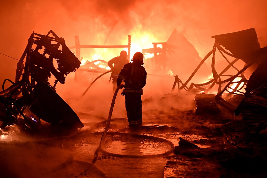 Nach einem russischen Angriff steht in Charkiw ein Industriekomplex in Flammen