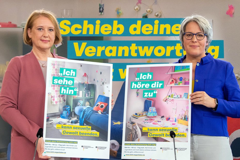 Familienministerin Lisa Paus (links) und Kerstin Claus, Beauftragte zur Aufarbeitung sexuellen Kindesmissbrauchs